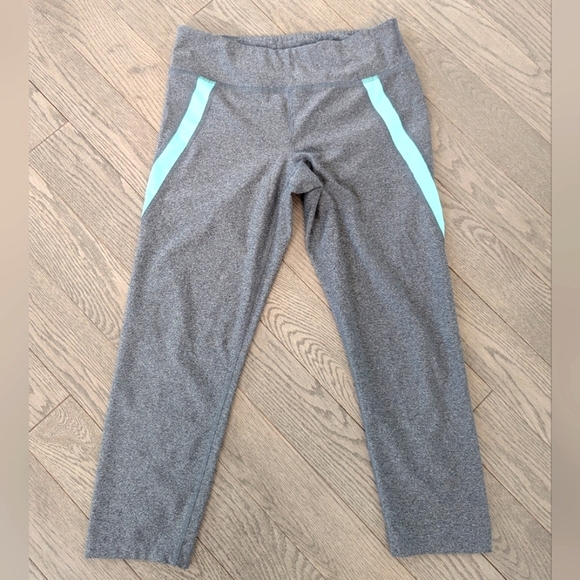 Express Stretch Workout Exercise 3/4 length pants with reflective stripe - Small - Picture 4 of 5